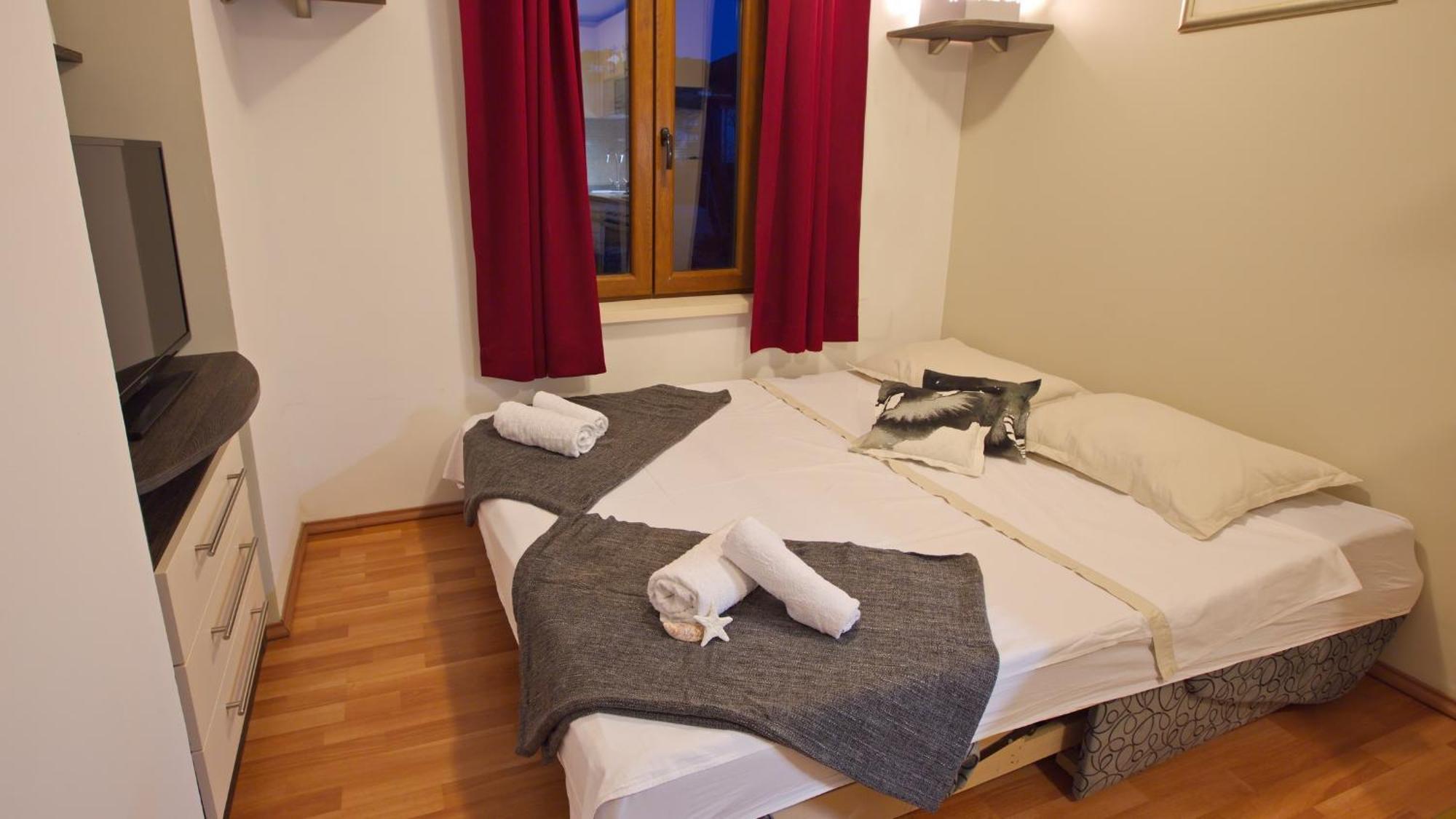 Apartments With A Parking Space Jelsa, Hvar - 8713 Jelsa  Bilik gambar