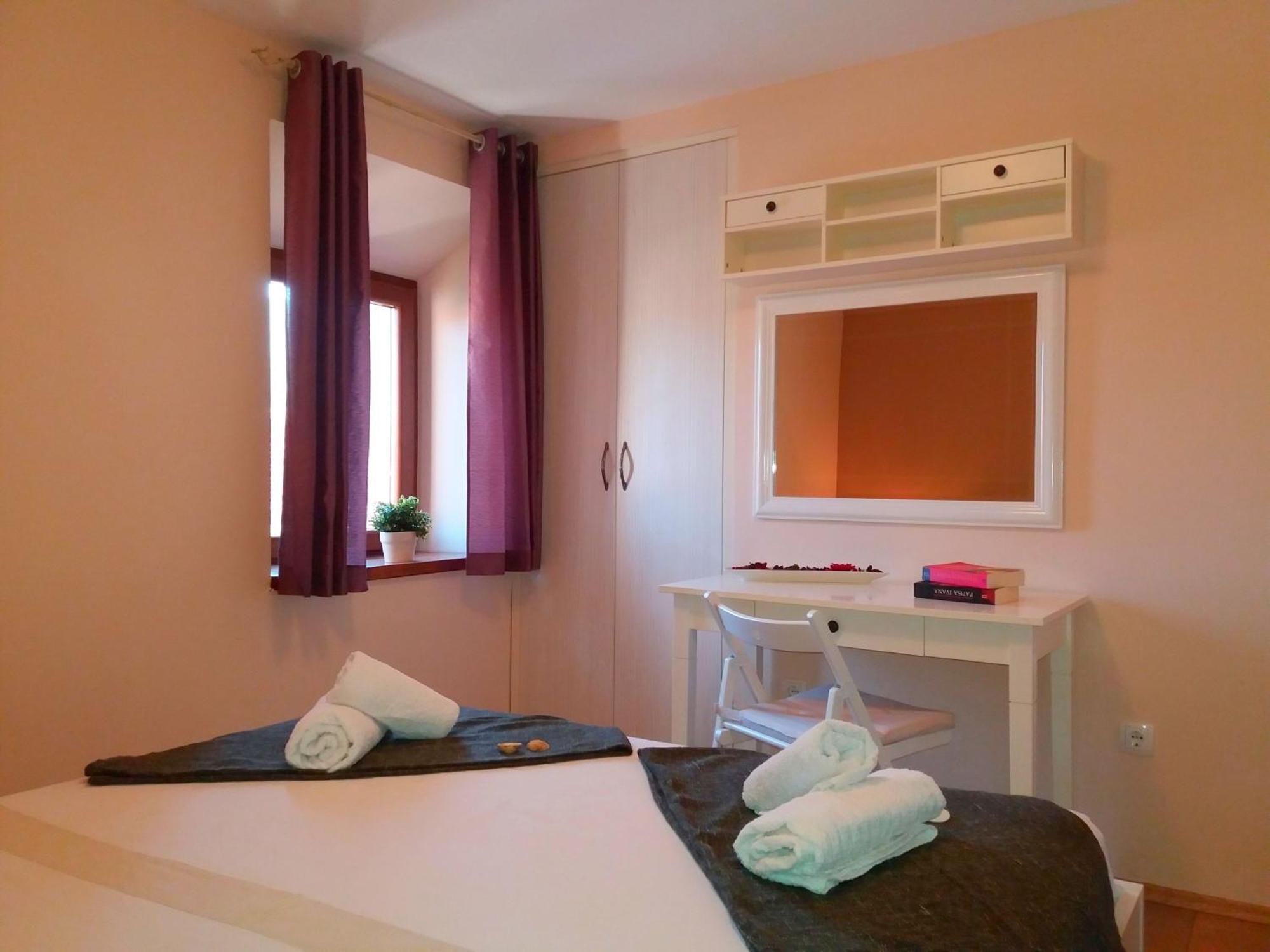 Apartments With A Parking Space Jelsa, Hvar - 8713 Jelsa  Bilik gambar